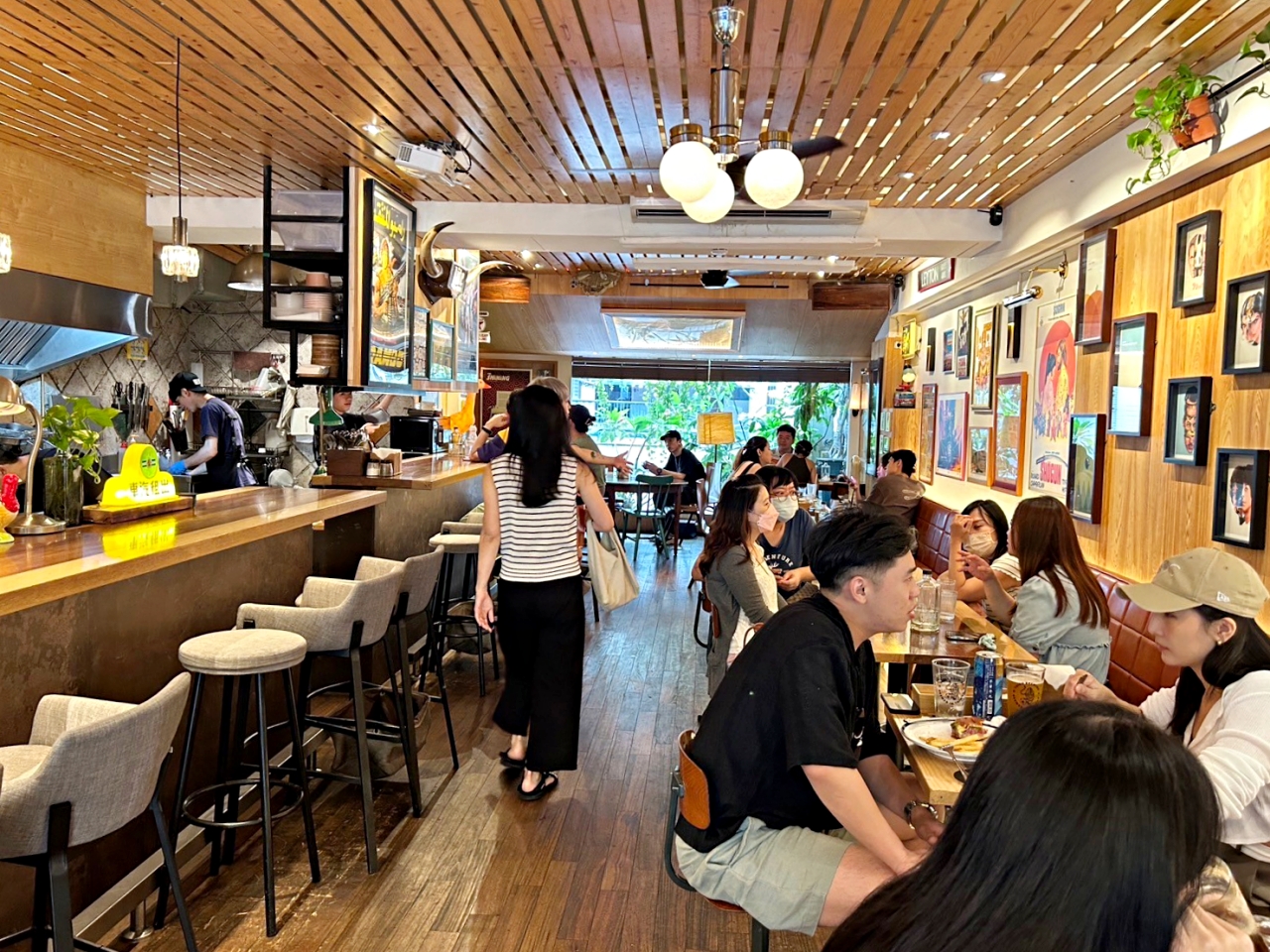 父母 FUMU CAFE & BAR，白天可吃早午餐喝咖啡，晚上化身酒吧賣調酒 @yass集合啦！