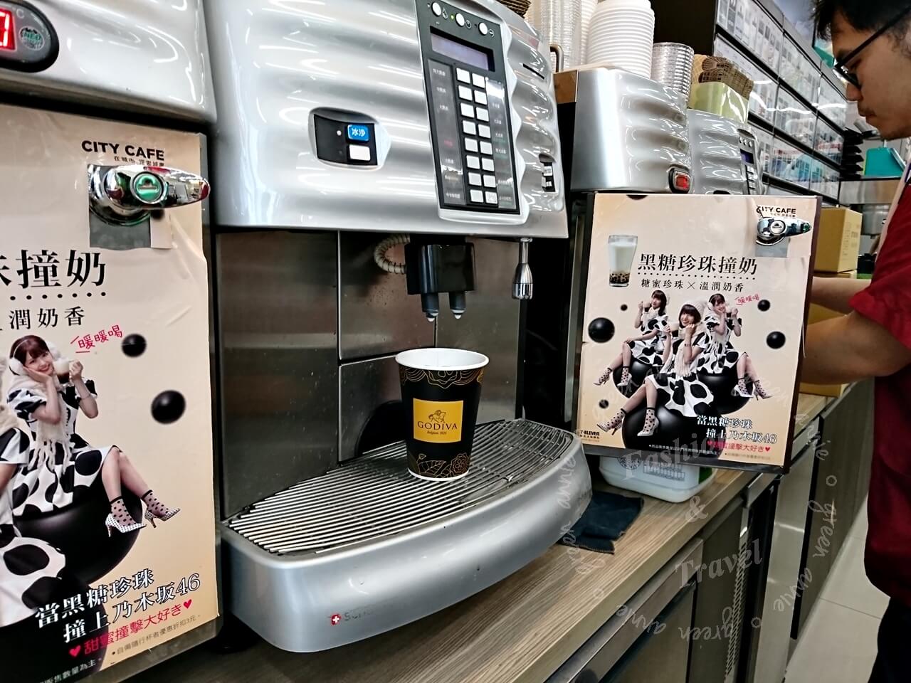 在7-11也能喝到「GODIVA熱巧克力」！買再送「迷你GODIVA造型杯塞」(文末告訴你那裡買GODIVA巧克力粉) @yass集合啦！