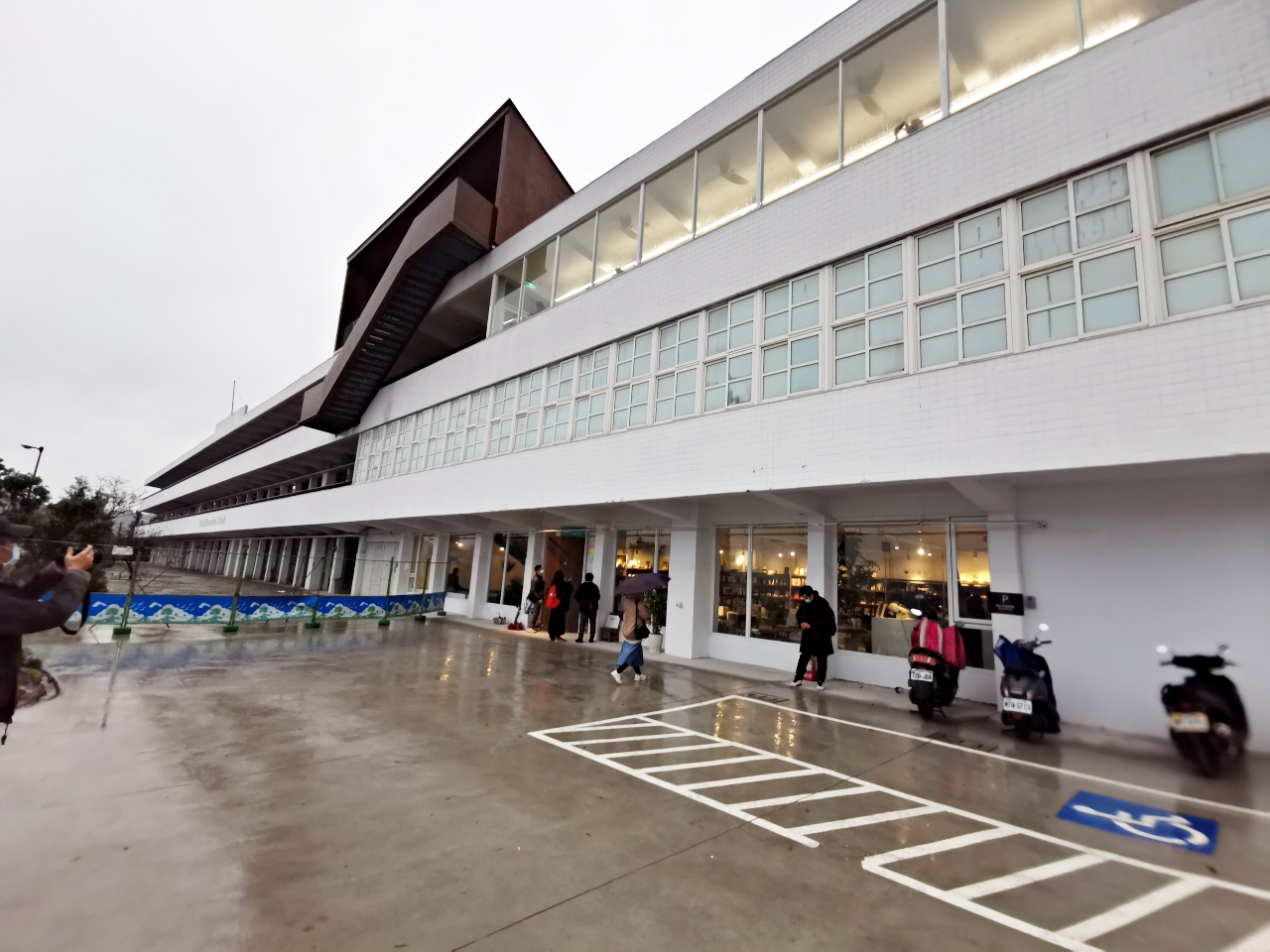 基隆太平青鳥書店，最美的望海書店，在這裡可以邊看海再喝杯咖啡 @yass集合啦！