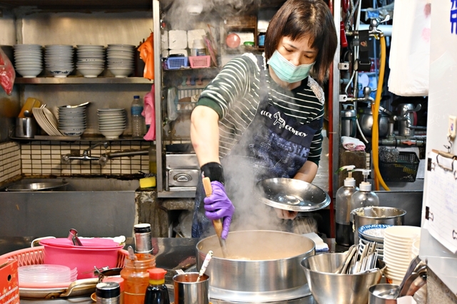 基隆美食：三沙灣麵線羹，麵線裡的大腸是包在魚漿裡，口感很特別也很好吃 @yass集合啦！