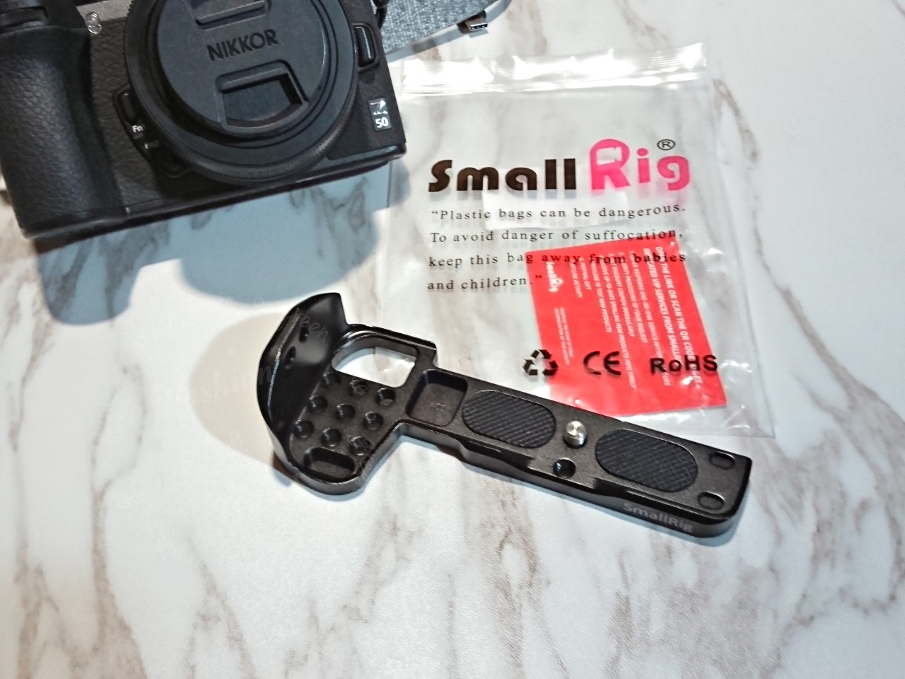 NIKON Z50必買配件SmallRig，讓翻轉螢幕裝腳架後能完整向下翻180度 @yass集合啦！