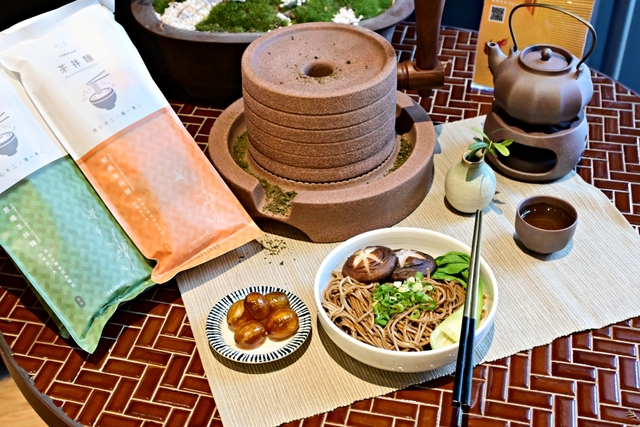 半夜吃什麼？不二堂&Walkerland茶拌麵，將凍頂烏龍茶揉入麵條，讓人隨時都吃的到美味乾拌麵 @yass集合啦！
