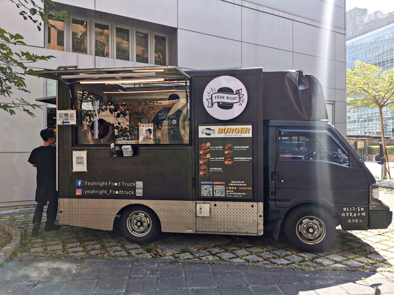 Yeah Right Food Truck 美式漢堡餐車，每週營業地點皆不同，想吃到要關注粉絲團 @yass集合啦！