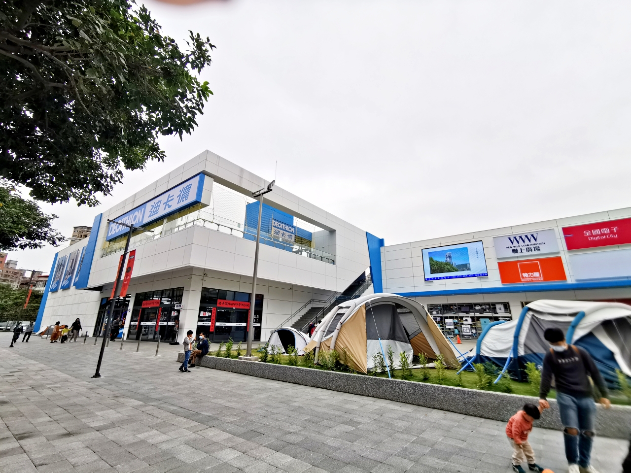 迪卡儂三重店，運動專賣商場有1500坪和500坪戶外運動體驗空間，適合來購物和體驗 @yass集合啦！