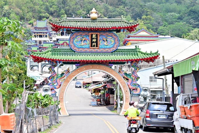 南投景點：南投埔里寶湖宮地母廟，莊嚴又漂亮有台版青瓦台美名，是IG熱門打卡景點 @yass集合啦！