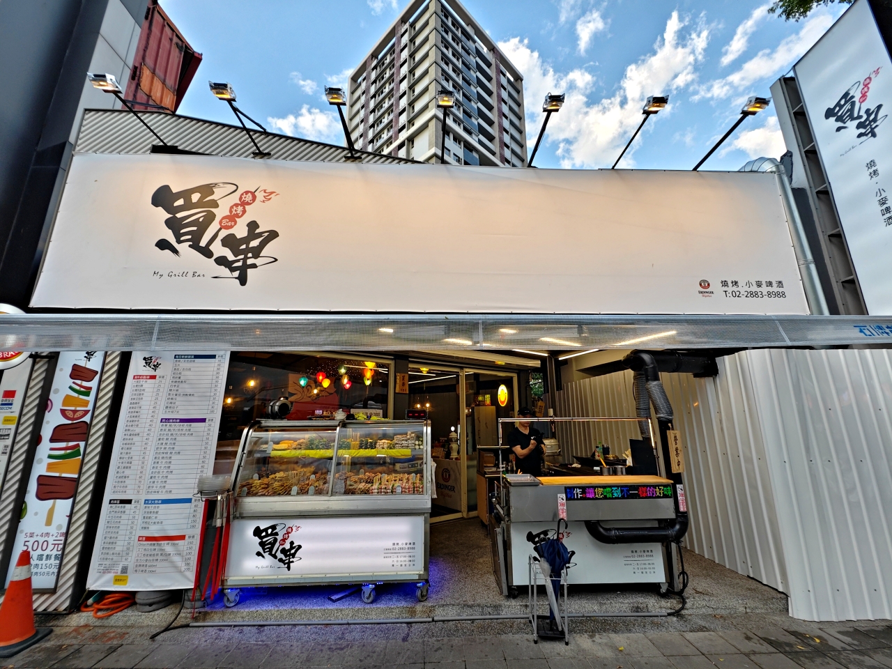 士林夜市：買串燒烤，燒烤種類超多秘製醬汁超好吃，提供內用座位-捷運劍潭站 @yass集合啦！