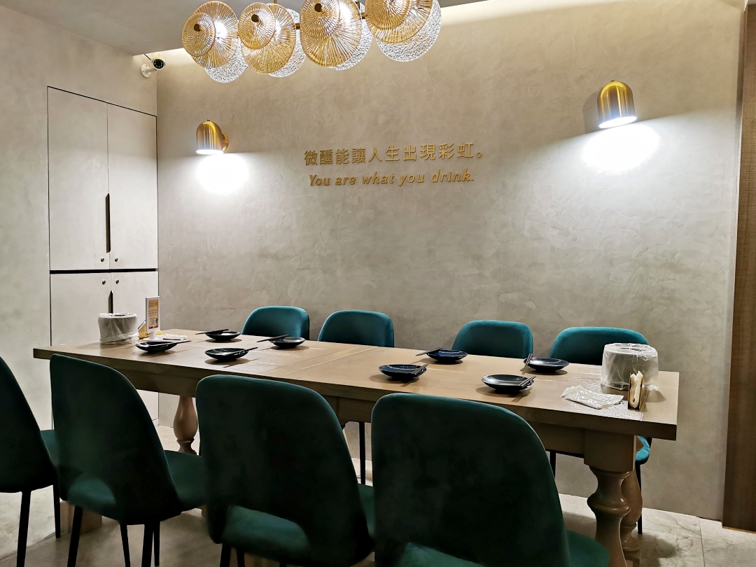 信義區美食：汰汰熱情酒場(市府店)，泰式料理好吃，還喝的到精釀啤酒，店裡還能拍網美照 @yass集合啦！