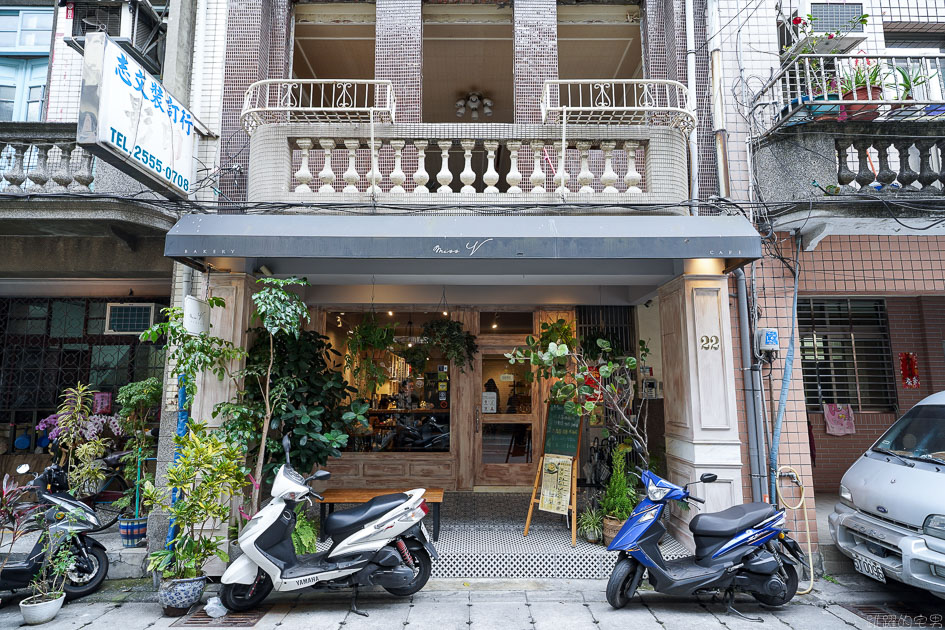 [中山站美食]Miss V Bakery Cafe 赤峰店-炸雞多汁美味到令人驚豔 美式炸雞鬆餅居然這麼好吃 草莓女王蛋糕必吃 Miss V Bakery菜單  Miss V Bakery肉桂捲 @yass集合啦！