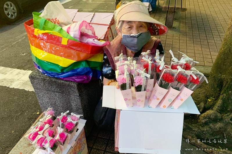 中山玫瑰花奶奶，86歲奶奶賣玫瑰花養一家人。應該是含飴弄孫的年紀啊！ @yass集合啦！