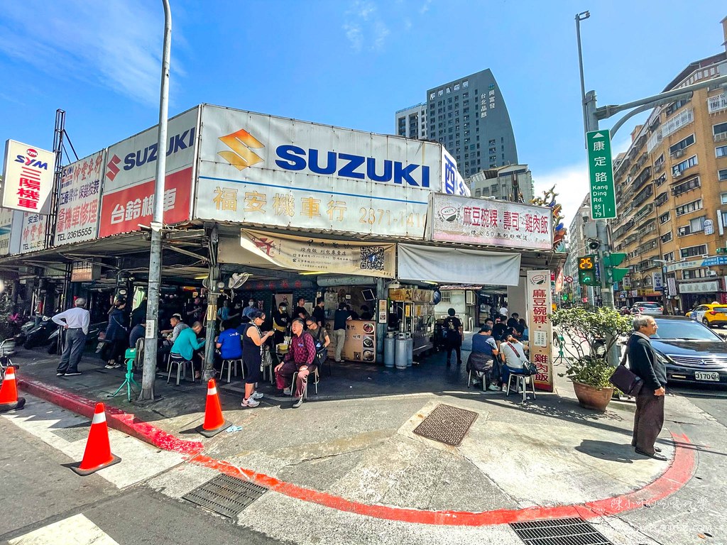 以為機車行在賣焢肉飯呢！平日大熱天也是一堆人在排隊，真的那麼好吃嗎？連續幾年榮獲必比登推薦一甲子餐飲 @yass集合啦！