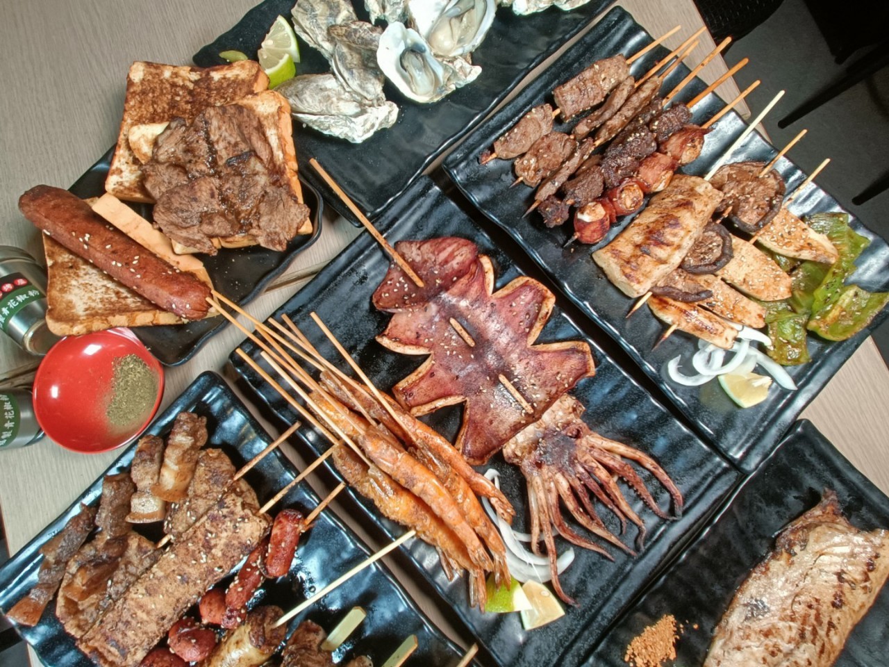 桃園蘆竹美食-御苑燒烤屋南崁店-南崁最熱門的路上不起眼鐵皮屋，串烤.烤肉都讓人驚艷不已  （邀約） @yass集合啦！