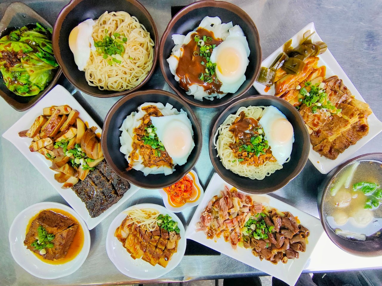 桃園中壢美食-撐場麵 Zhongli Noodles-中壢火車站附近好吃的手工麵，客家粄條.半熟蛋包都好優  （邀約） @yass集合啦！