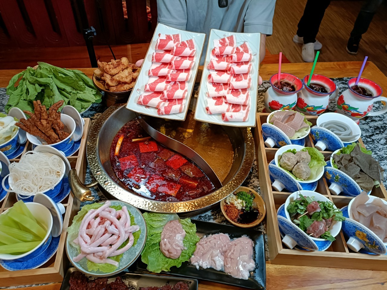 桃園中壢美食-好想你重慶蓋碗火鍋-道地的重慶牛油火鍋太迷人，我愛死了那個豬腦花啊！！  （邀約） @yass集合啦！