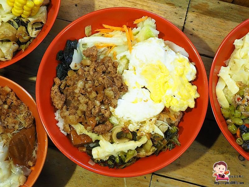 桃園中壢美食-吃真飽貨櫃屋-打拋豬飯再加個海鮮湯只賣你95元，一百塊就撐飽你的佛心美食在中壢 @yass集合啦！
