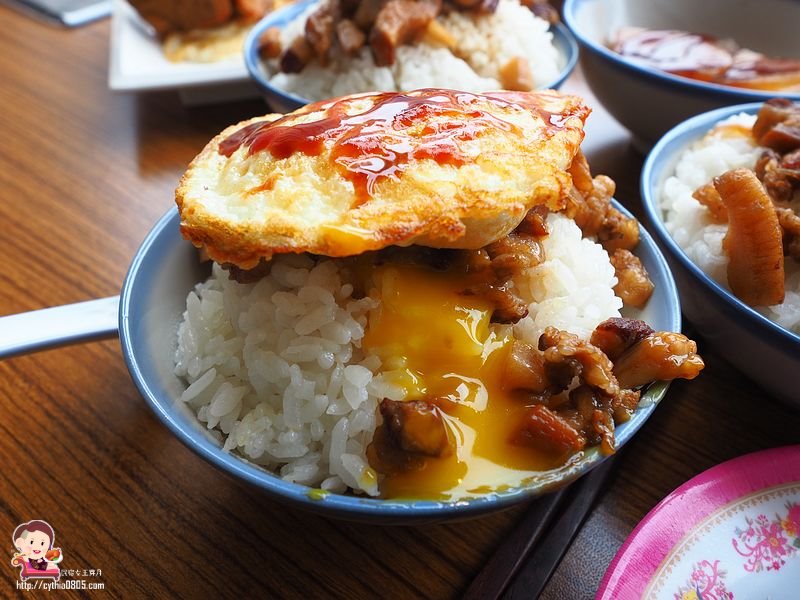桃園八德美食-切角魯肉飯-傳統手切魯肉飯配上半熟荷包蛋，內用只要25元就可以魯肉飯吃到飽 @yass集合啦！