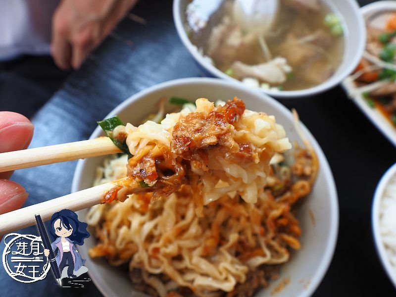 新北板橋美食-龍行天下 古早味麵攤-櫻花蝦醬乾麵有獨特，滷味更是亮點喲~ @yass集合啦！