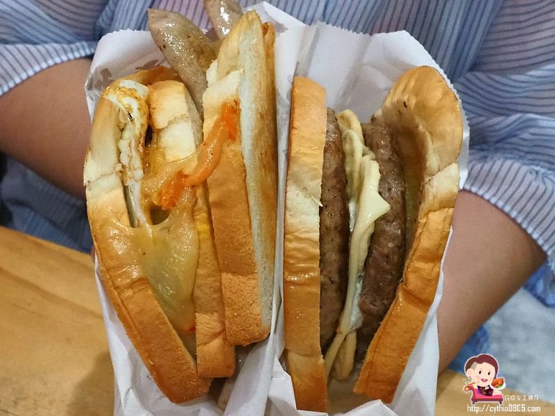 桃園中壢美食-豪秋吐司HowChou-豪氣超大巨無霸吐司在中原，吃一個飽兩餐啊 @yass集合啦！