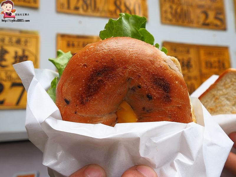 桃園中壢美食-inhere bread.在這早餐-郵局前不起眼早餐攤車，有好吃的貝果漢堡,85元好划算 @yass集合啦！