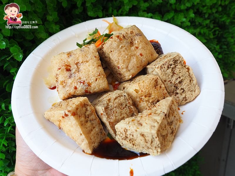 桃園中壢美食-驚嘆號臭豆腐-三角窗的新賣點，IG風的酥脆臭豆腐 @yass集合啦！