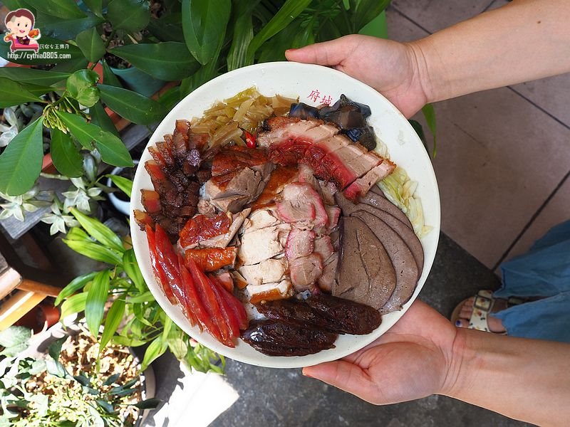 桃園國際路美食-燒臘大師-小巷子斜角不起眼炭烤腊香味，隱藏版八寶飯超澎派 @yass集合啦！