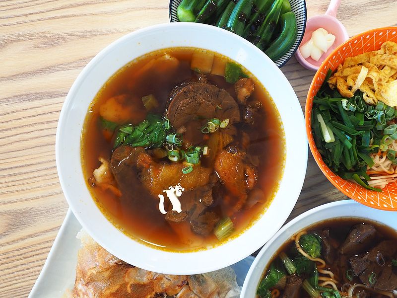 桃園中壢美食-山城亭-在田中央的牛肉麵，湯頭精緻好喝，還有好吃的日式雪花餃子 @yass集合啦！