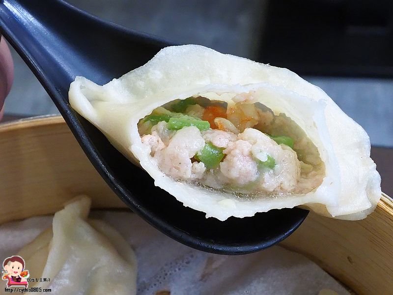桃園中壢美食-六品閣 麵食館-中原夜市老字號麵食館，起司蒸餃好吃，小米粥很可以 @yass集合啦！