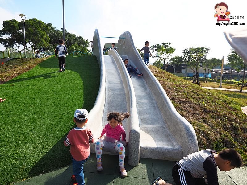 桃園親子景點-平鎮雙連坡碉堡公園-桃園首座碉堡公園在這裡，沙池.溜滑梯碉堡好好拍 @yass集合啦！