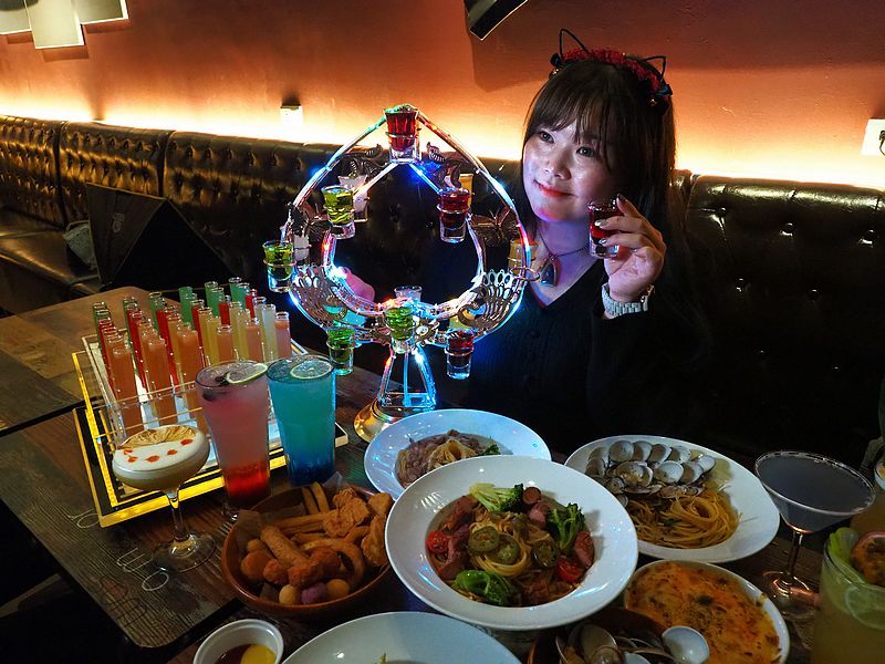 桃園中壢美食-Bunker Bistro邦克餐酒館-中壢也有美式飛鏢餐酒館啦~平均一杯250起，還有免費試管塔請女孩兒喝！ （邀約） @yass集合啦！