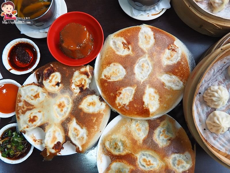 桃園平鎮美食-這一籠湯包-三角窗明亮小店，燒餃子是亮點 @yass集合啦！
