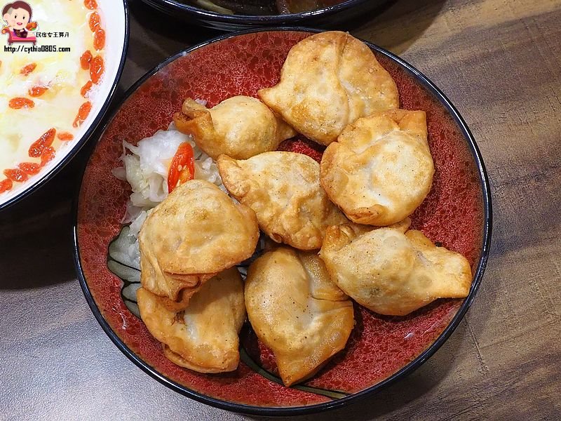 桃園中壢美食-榕小麵-信義國小旁邊低調文青麵店，手工炸餃子好吃耶 @yass集合啦！