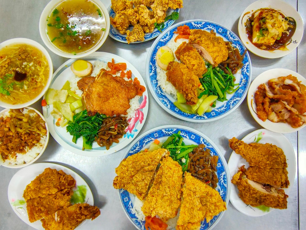 桃園蘆竹美食-朝日排骨-南崁工業區的鐵皮屋台式早午餐，85元就有比臉大雞排飯吃到撐 @yass集合啦！